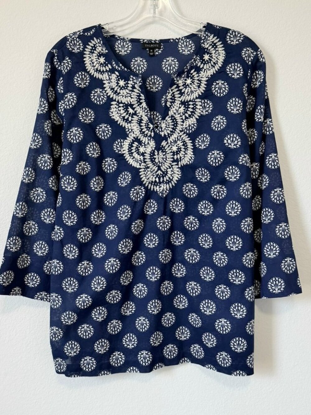 Talbots 3/4 Sleeve Embroidered Split V-Neck Geo Blue/White Blouse Women's Size M
